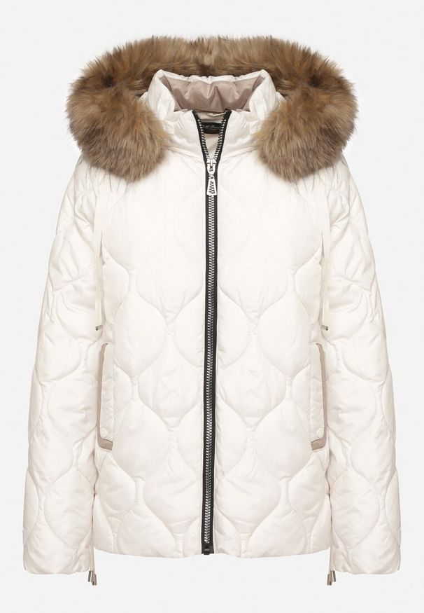 Born2be - Jasnobeżowa Pikowana Kurtka z Odpinanym Kapturem i Futrem Ravira. Okazja: na co dzień. Kolor: beżowy. Materiał: futro. Styl: klasyczny, elegancki, casual