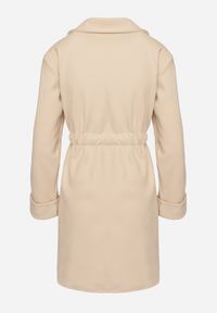 Born2be - Beżowy Płaszcz o Szlafrokowym Kroju z Marszczeniem w Talii i Wiązanym Paskiem Sartissa. Okazja: na co dzień. Kolor: beżowy. Materiał: jeans. Długość rękawa: długi rękaw. Długość: długie. Styl: klasyczny, casual, elegancki #5