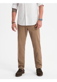 Ombre Clothing - Męskie spodnie chino REGULAR FIT z delikatną strukturą – ciemnobeżowe V2 - Rozmiar: L. Okazja: na co dzień. Kolor: beżowy. Materiał: tkanina, elastan, bawełna. Styl: klasyczny, casual