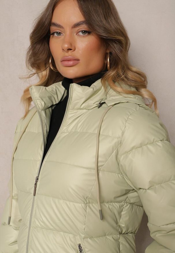 Renee - Jasnozielona Kurtka z Odpinanym Kapturem i Pikowanym Przeszyciem Sintheia. Okazja: na co dzień. Kolor: zielony. Materiał: jeans. Wzór: aplikacja. Styl: casual