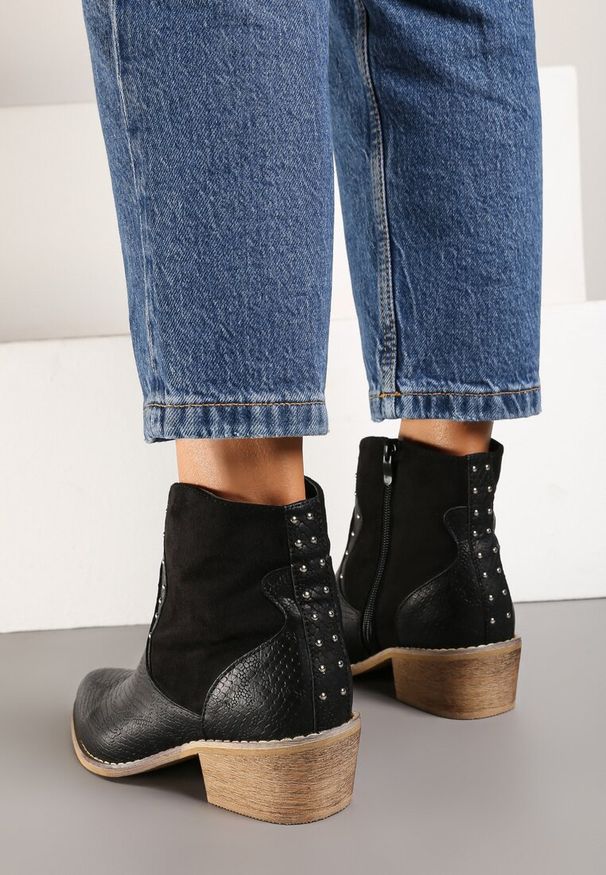 Born2be - Czarne Botki Kowbojki z Nitami Penthasia. Okazja: na co dzień, na imprezę. Nosek buta: szpiczasty. Kolor: czarny. Materiał: jeans. Obcas: na obcasie. Styl: klasyczny, elegancki, casual. Wysokość obcasa: niski