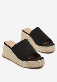 Renee - Czarne Klapki Boho na Plecionym Koturnie Idalissea. Okazja: na imprezę, na spacer. Kolor: czarny. Sezon: lato. Obcas: na koturnie. Styl: boho #3