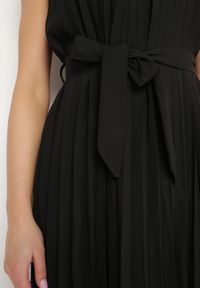 Born2be - Czarna Rozkloszowana Sukienka Midi Plisowana z Materiałowym Paskiem Varethia. Kolor: czarny. Materiał: materiał. Wzór: aplikacja. Długość: midi #2