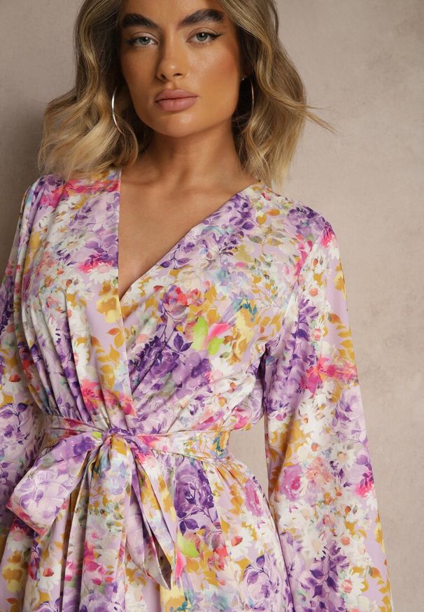 Renee - Fioletowy Kopertowy Kombinezon z Wiązanym Paskiem i Rozszerzanymi Rękawami Telurea. Okazja: na co dzień, na randkę. Kolor: fioletowy. Styl: elegancki, casual