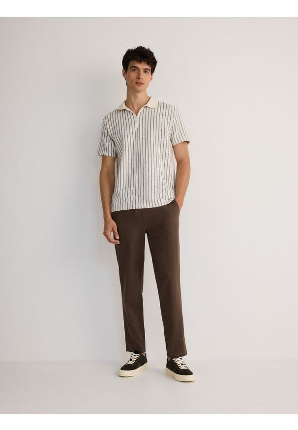 Reserved - Spodnie chino slim z lnem - ciemnobrązowy. Kolor: brązowy. Materiał: len