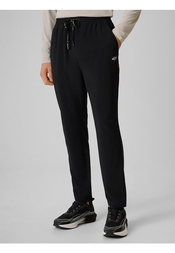 4f - 4F Spodnie do biegania szybkoschnące męskie - czarne M. Kolor: czarny. Materiał: tkanina. Sport: bieganie