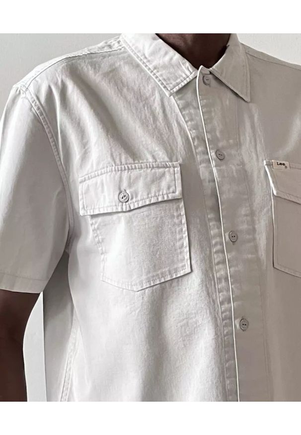 Lee - LEE MĘSKA KOSZULA Z KRÓTKIM RĘKAWEM 101 SS SERVICE SHIRT GRAY VIOLET L93GHNRA 112124154. Długość rękawa: krótki rękaw. Długość: krótkie