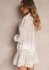 Renee - Biała Koronkowa Tunika Pudełkowa z Falbaną Nawal. Typ kołnierza: kołnierzyk stójkowy. Kolor: biały. Materiał: koronka. Wzór: aplikacja. Styl: boho