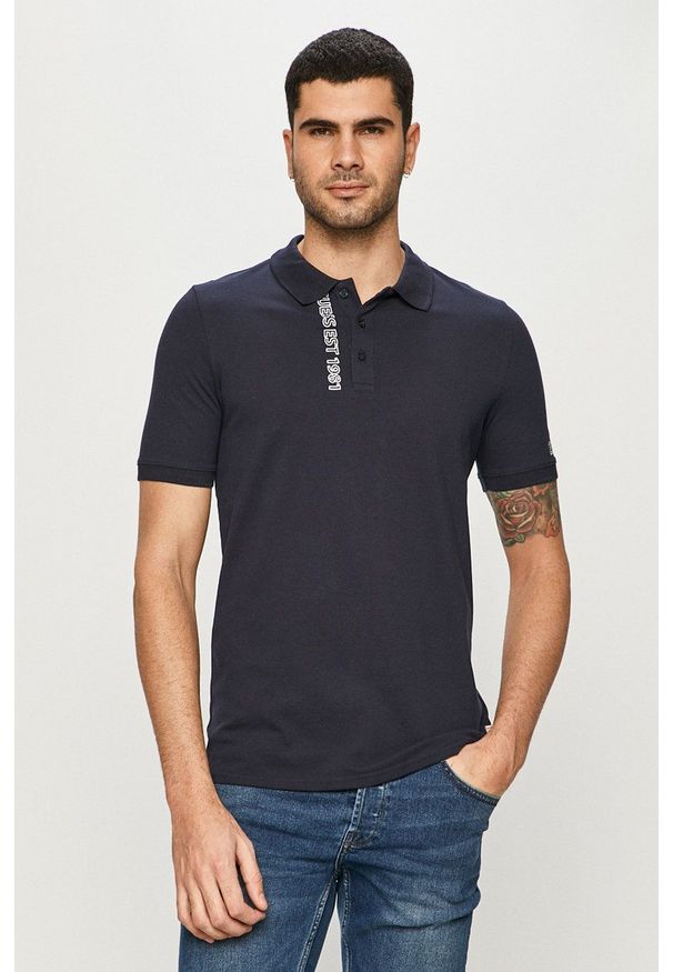 Guess - Polo. Okazja: na co dzień. Typ kołnierza: polo. Kolor: niebieski. Długość: krótkie. Wzór: nadruk. Styl: casual