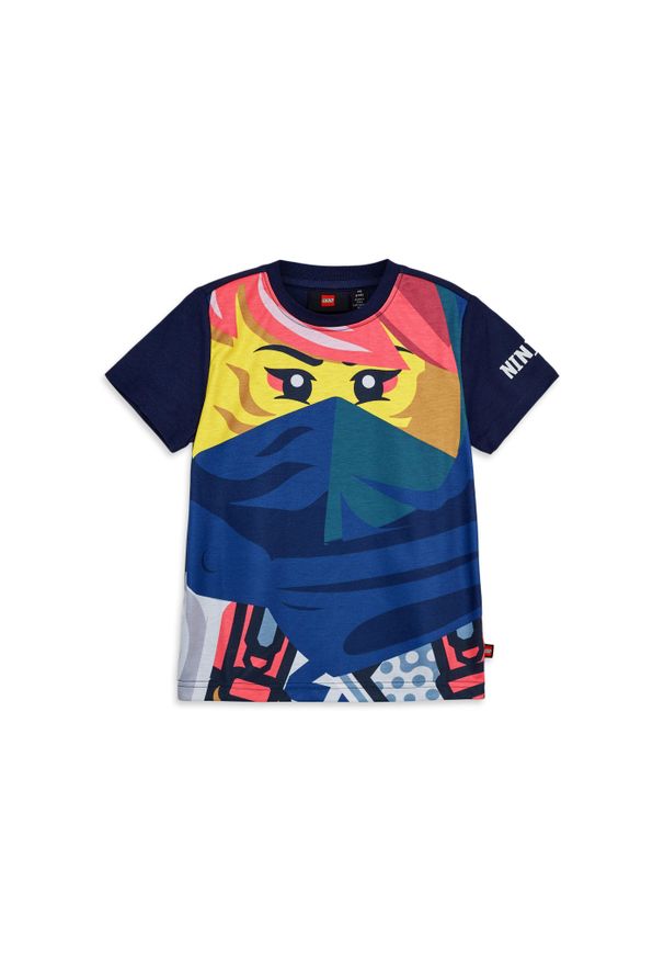Koszulka dziecięca LEGO NINJAGO Tano 311 z bawełny organicznej, granatowa.. Kolor: niebieski. Materiał: poliester, bawełna. Długość rękawa: krótki rękaw. Długość: krótkie. Wzór: nadruk. Sezon: lato
