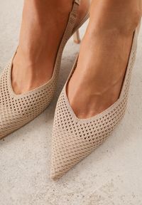 Renee - Beżowe Sandały Slingback z Ażurową Cholewką i Szpiczastym Noskiem Beethovia. Okazja: na ślub cywilny, na wesele, na imprezę. Nosek buta: szpiczasty. Kolor: beżowy. Materiał: jeans. Szerokość cholewki: normalna. Wzór: ażurowy. Styl: wizytowy #6