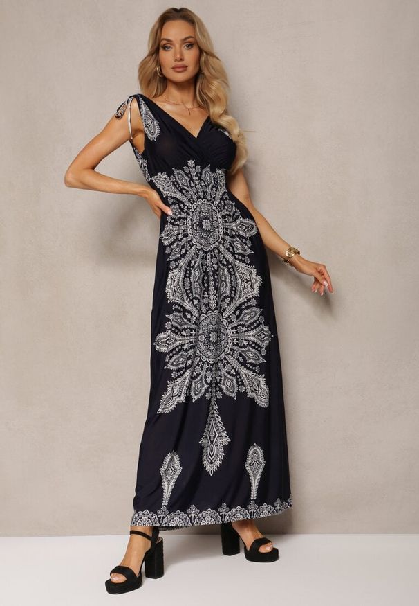 Renee - Granatowa Sukienka z Ornamentalnym Wzorem Sznurkami Przy Ramionach i Gumką w Talii Alerada. Okazja: na co dzień. Typ kołnierza: dekolt w serek. Kolor: niebieski. Materiał: tkanina. Sezon: lato. Styl: casual, klasyczny