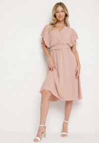 Born2be - Jasnoróżowa Sukienka z Kopertowym Dekoltem i Paskiem Sizuee. Kolor: różowy. Typ sukienki: kopertowe #7
