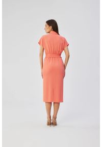 Stylove - Elegancka sukienka z kołnierzem pomarańczowa. Okazja: na co dzień. Kolor: pomarańczowy, różowy, czarny, fioletowy. Materiał: guma, tkanina, elastan. Typ sukienki: kopertowe, proste, ołówkowe. Styl: elegancki. Długość: midi #3