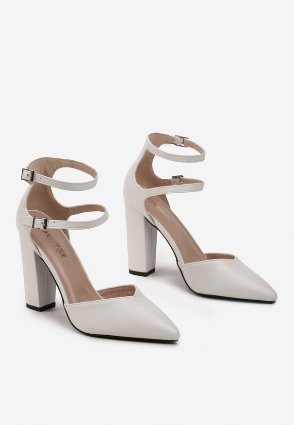 Born2be - Białe Czółenka na Słupku z Noskiem w Szpic i Podwójną Sprzączką Ragnila. Nosek buta: szpiczasty. Zapięcie: sprzączka. Kolor: biały. Obcas: na słupku