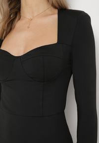 Born2be - Czarna Dopasowana Sukienka Mini z Kwadratowym Dekoltem Iceria. Typ kołnierza: dekolt kwadratowy. Kolor: czarny. Długość: mini #4