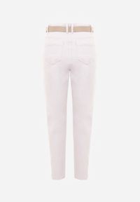 Born2be - Białe Bawełniano-Wiskozowe Jeansy Mom Fit z Dodatkowym Paskiem Papheilise. Okazja: na co dzień, na spotkanie biznesowe, do pracy. Kolor: biały. Styl: casual, biznesowy, elegancki, klasyczny #3