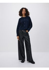 Reserved - Kardigan z obniżoną linią ramion - granatowy. Kolor: niebieski. Materiał: dzianina, wełna