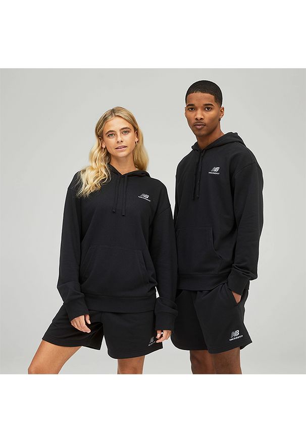 Bluza unisex New Balance UT21500BK – czarna. Okazja: na co dzień. Typ kołnierza: kaptur. Kolor: czarny. Materiał: materiał, bawełna, dzianina. Wzór: napisy, haft. Styl: casual, klasyczny