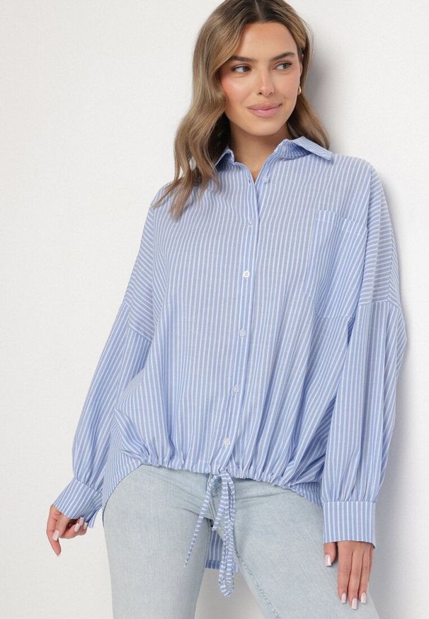 Born2be - Jasnoniebieska Bawełniana Koszula Oversize w Paski ze Ściągaczem Elineola. Okazja: na co dzień. Typ kołnierza: kołnierzyk klasyczny. Kolor: niebieski. Materiał: bawełna. Wzór: paski. Styl: sportowy, klasyczny, elegancki, casual