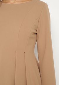 Born2be - Ciemnobeżowa Elegancka Sukienka Rozkloszowana Temarielis. Kolor: beżowy. Długość rękawa: długi rękaw. Typ sukienki: oversize, rozkloszowane. Styl: elegancki #4