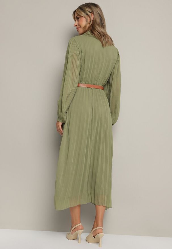 Born2be - Zielona Plisowana Sukienka o Koszulowym Kroju z Dodatkowym Paskiem Mialessa. Okazja: na co dzień. Kolor: zielony. Materiał: materiał. Typ sukienki: koszulowe. Styl: elegancki, casual, klasyczny