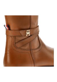 TOMMY HILFIGER - Brązowe Kozaki Damskie Tommy Hilfiger Eleganckie Skórzane Buty. Zapięcie: pasek. Kolor: brązowy. Materiał: skóra. Szerokość cholewki: normalna. Obcas: na obcasie. Styl: elegancki. Wysokość obcasa: niski #4
