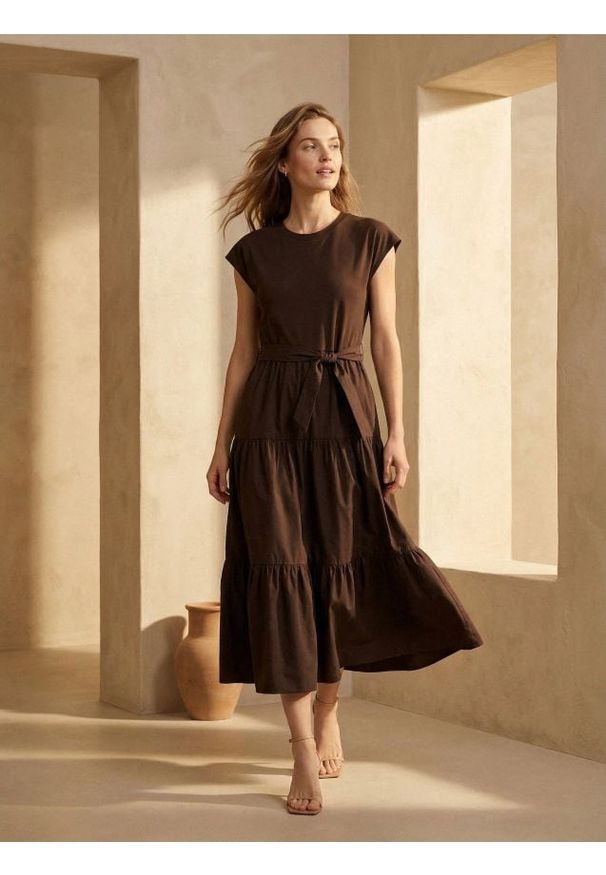 Sinsay - Bawełniana sukienka midi z materiałowym paskiem - brązowy. Kolor: brązowy. Materiał: materiał, bawełna. Długość: midi