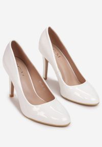 Renee - Białe Błyszczące Szpilki z Okrągłym Noskiem Menani. Nosek buta: okrągły. Kolor: biały. Materiał: skóra, materiał, lakier. Obcas: na szpilce. Wysokość obcasa: średni #3