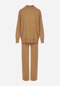 Born2be - Beżowy Dzianinowy Komplet z Bawełną i Wełną Szerokie Spodnie i Sweter Golf Valefessa. Kolor: beżowy. Materiał: dzianina, wełna, bawełna. Wzór: aplikacja. Sport: golf #5