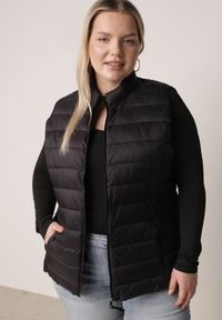 Born2be - Czarna Pikowana Kamizelka Przejściowa ze Stójką Edanwen. Typ kołnierza: kołnierzyk stójkowy. Kolekcja: plus size. Kolor: czarny. Materiał: jeans, nylon. Styl: klasyczny #1