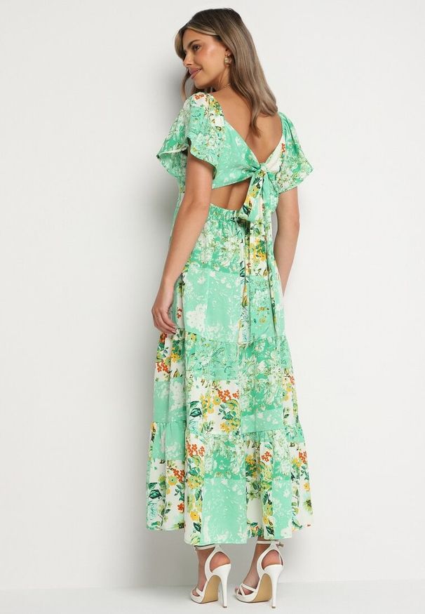 Born2be - Zielona Sukienka z Gumką w Pasie Ozdobiona Falbanką Guzikami i Wiązaniem na Plecach Dimiila. Okazja: na co dzień. Typ kołnierza: kołnierz z falbankami. Kolor: zielony. Długość rękawa: krótki rękaw. Wzór: aplikacja. Sezon: lato. Styl: casual