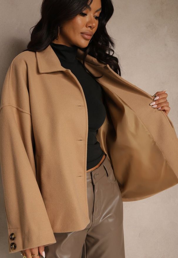 Renee - Beżowa Kurtka o Prostym Fasonie Tilanesa. Okazja: na imprezę, na co dzień. Kolor: beżowy. Materiał: poliester. Styl: casual, klasyczny