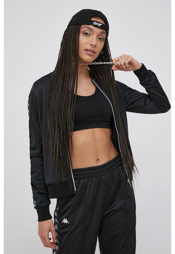 Kappa bluza damska kolor czarny z aplikacją. Okazja: na co dzień. Kolor: czarny. Materiał: tkanina. Wzór: aplikacja. Styl: casual