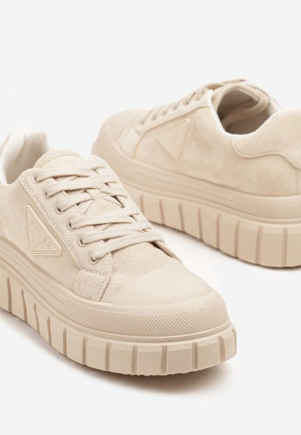 Renee - Beżowe Sneakersy Vices na Platformie z Ozdobą i Napisem Leawen. Okazja: na co dzień. Nosek buta: okrągły. Kolor: beżowy. Materiał: jeans. Wzór: napisy, aplikacja. Obcas: na platformie