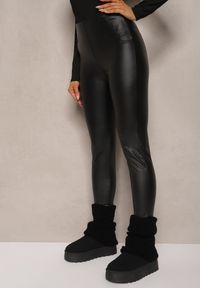 Renee - Czarne Legginsy High Waist z Imitacji Skóry z Gumką w Pasie Ozdobione Guzikami Sinairis. Okazja: na spotkanie biznesowe. Stan: podwyższony. Kolor: czarny. Materiał: skóra. Wzór: aplikacja. Styl: rockowy, klasyczny, biznesowy #3