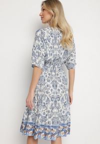 Born2be - Granatowa Sukienka z Wiskozy w Ornamentalny Wzór z Szeroką Gumką w Pasie Tanissla. Okazja: na spotkanie biznesowe, do pracy, na randkę, na co dzień. Typ kołnierza: dekolt w kształcie V. Kolor: niebieski. Materiał: wiskoza. Długość rękawa: krótki rękaw. Sezon: wiosna, lato. Styl: elegancki, casual, klasyczny, biznesowy #3