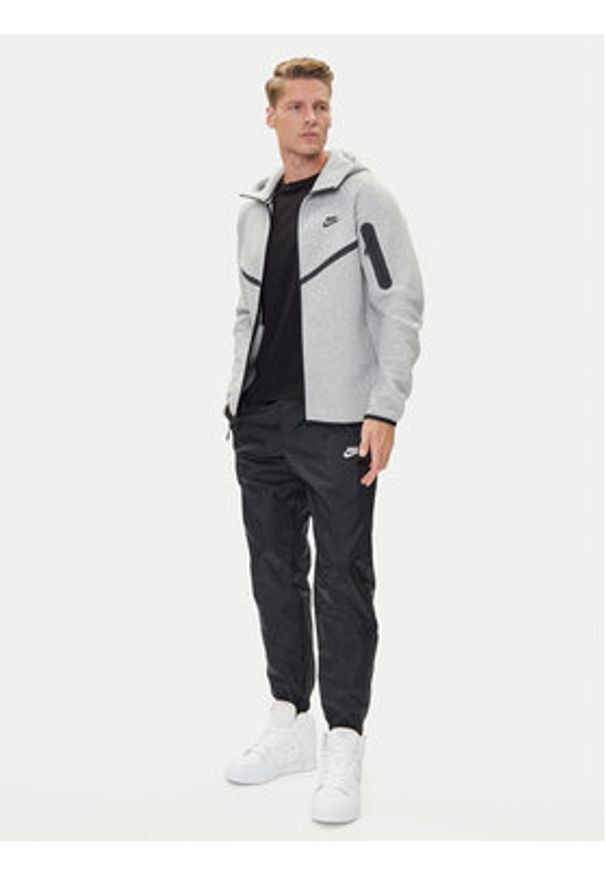 Nike Spodnie dresowe Windrunner DX0653 Czarny Standard Fit. Kolor: czarny. Materiał: syntetyk