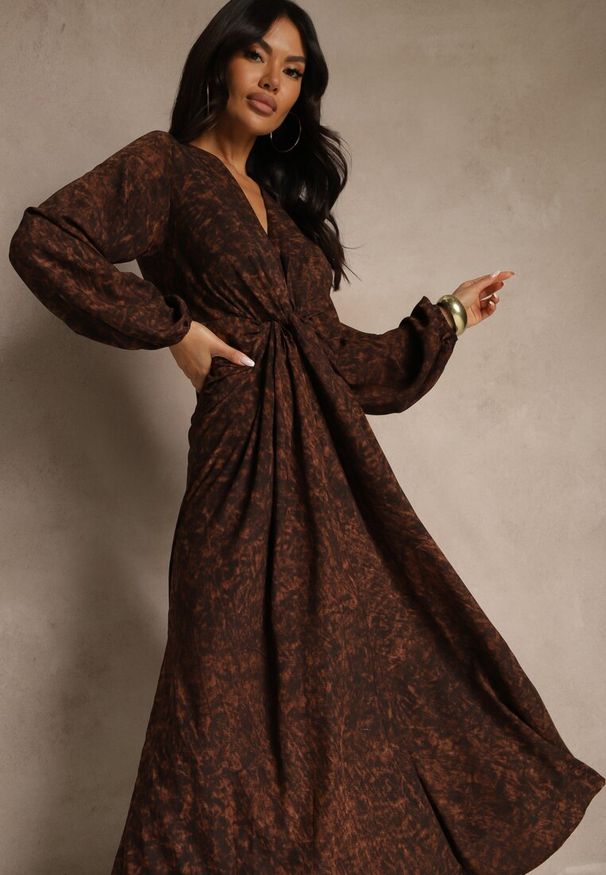 Renee - Brązowa Sukienka z Rozcięciem na Nogę Ozdobiona Marszczeniem Zozanne. Okazja: na co dzień. Kolor: brązowy. Wzór: aplikacja. Styl: casual