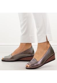 POTOCKI - Pewter czółenka damskie z odkrytym palcem Potocki 12402. Okazja: na co dzień, na ślub cywilny, na wesele, na imprezę. Nosek buta: otwarty. Kolor: srebrny. Szerokość cholewki: normalna. Wzór: aplikacja. Materiał: skóra. Sezon: wiosna, lato. Obcas: na koturnie. Styl: casual, elegancki, klasyczny #1