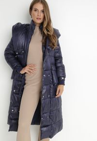 Born2be - Granatowa Kurtka Pikowana Długa Drerrigale. Kolor: niebieski. Materiał: materiał. Długość rękawa: długi rękaw. Długość: długie. Sezon: zima, jesień #5
