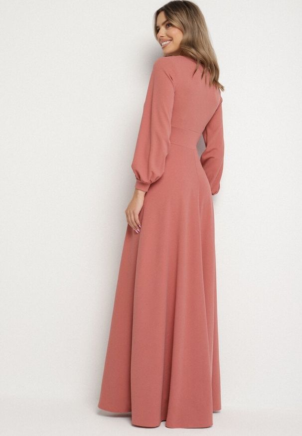 Born2be - Różowa Rozkloszowana Sukienka Koktajlowa z Bufiastymi Rękawami i Rozcięciem na Nogę Erqellia. Okazja: na imprezę. Typ kołnierza: dekolt w serek. Kolor: różowy. Styl: wizytowy