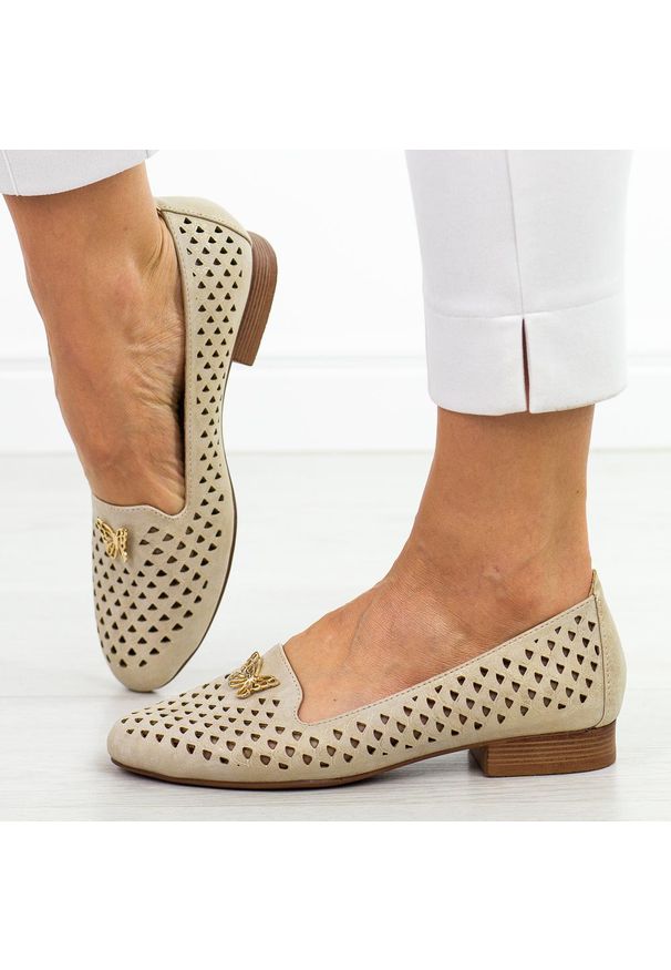 Złote ażurowe półbuty damskie M.Daszyński Sa222-3. Okazja: na co dzień. Kolor: złoty. Szerokość cholewki: normalna. Wzór: ażurowy. Materiał: skóra. Sezon: wiosna, jesień, lato. Obcas: na obcasie. Styl: casual, elegancki, klasyczny. Wysokość obcasa: niski