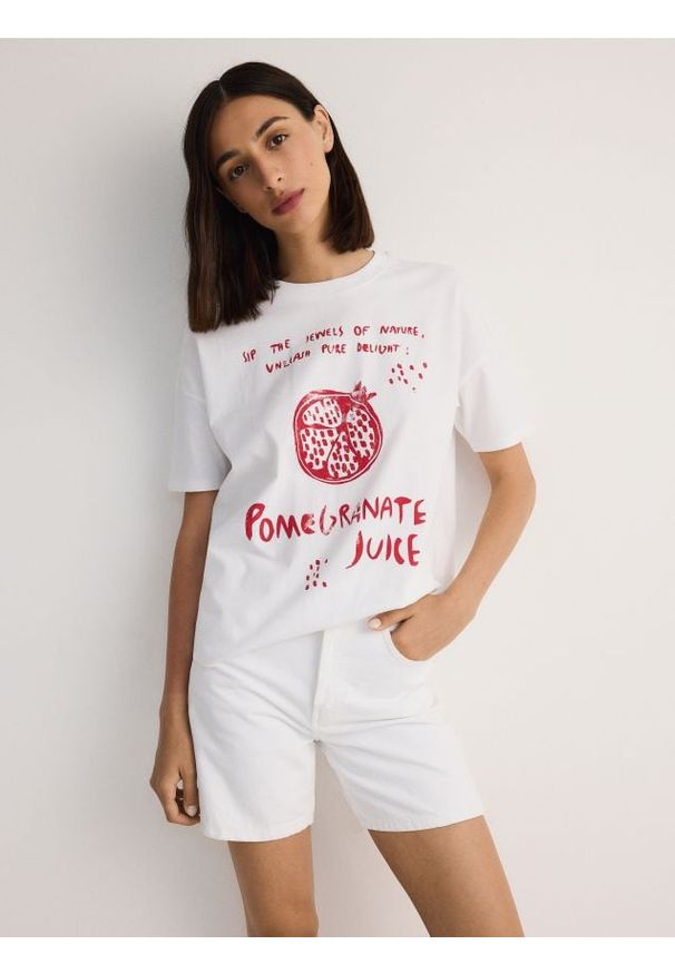 Reserved - T-shirt oversize z nadrukiem - biały. Kolor: biały. Materiał: bawełna, dzianina. Wzór: nadruk