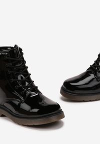 Born2be - Czarne Lakierowane Botki z Ozdobnym Sznurowaniem Astridra. Okazja: na co dzień. Kolor: czarny. Materiał: lakier. Styl: casual, elegancki