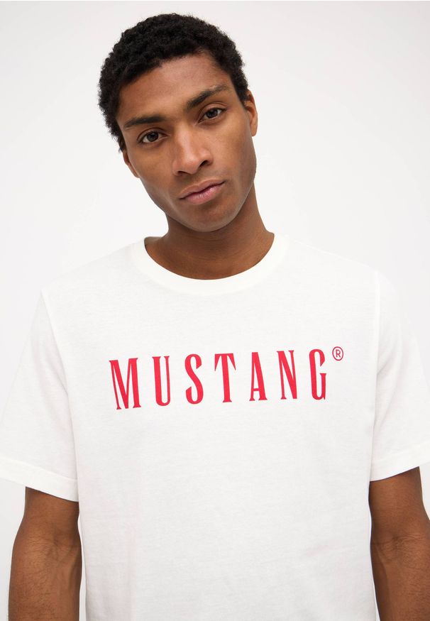 Mustang - Męski T-Shirt Koszulka MUSTANG Style Austin Cannoli Cream 1014695 2084. Okazja: na co dzień. Kolekcja: plus size. Materiał: jeans, bawełna. Wzór: aplikacja. Styl: casual, klasyczny, elegancki