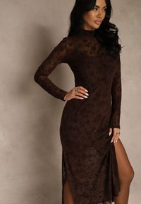 Renee - Brązowa Sukienka z Domieszką Wiskozy Ozdobiona Welurowym Nadrukiem Vetionne. Okazja: na co dzień, na imprezę. Kolor: brązowy. Materiał: welur, wiskoza. Długość rękawa: na ramiączkach. Wzór: aplikacja, nadruk. Styl: casual, elegancki. Długość: midi #2