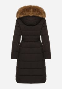 Born2be - Czarna Długa Kurtka Pikowana z Kapturem z Futerkiem i Paskiem w Talii Avesiia. Okazja: do pracy, na spotkanie biznesowe. Typ kołnierza: kaptur. Kolor: czarny. Materiał: futro. Długość: długie. Styl: biznesowy #7