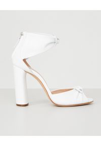 Casadei - CASADEI - Białe sandały na słupku Alice. Okazja: na wesele, na ślub cywilny. Kolor: biały. Wzór: aplikacja. Obcas: na słupku. Styl: elegancki. Wysokość obcasa: średni #7