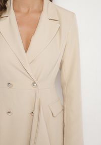 Born2be - Jasnobeżowa Taliowana Sukienka o Kroju Marynarki z Mini Trenem Besista. Kolor: beżowy. Długość rękawa: długi rękaw. Wzór: aplikacja. Styl: klasyczny, elegancki. Długość: mini #4